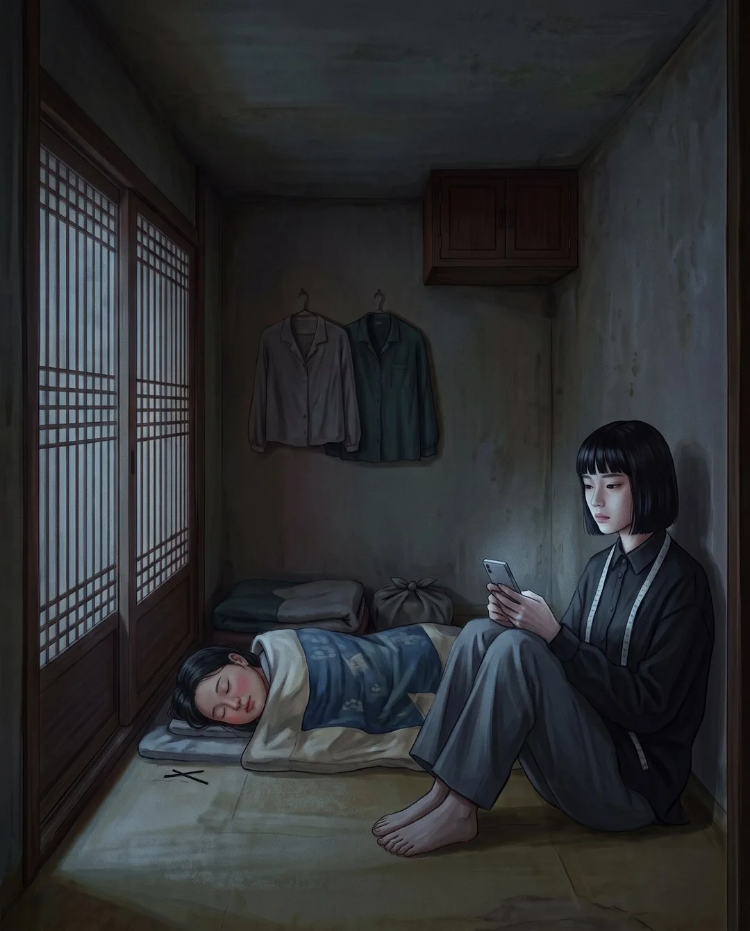 어두운 작은 방에서 해주가 벽에 기대 휴대폰을 보고 옆에 말자가 잠들어 있다